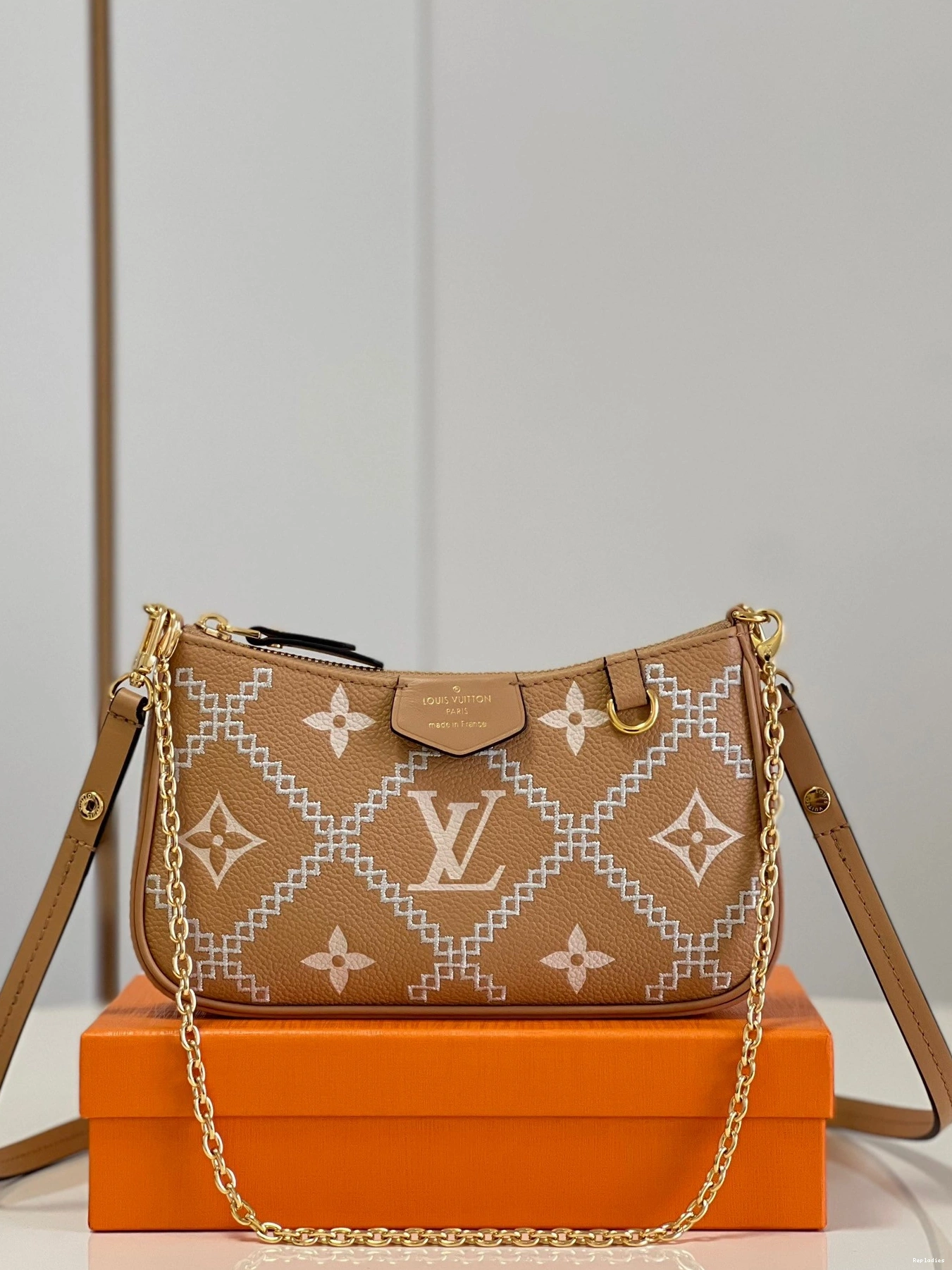 Fake Louis Bags POUCH LOUIS VUITTON STRAP ON EASY 0824